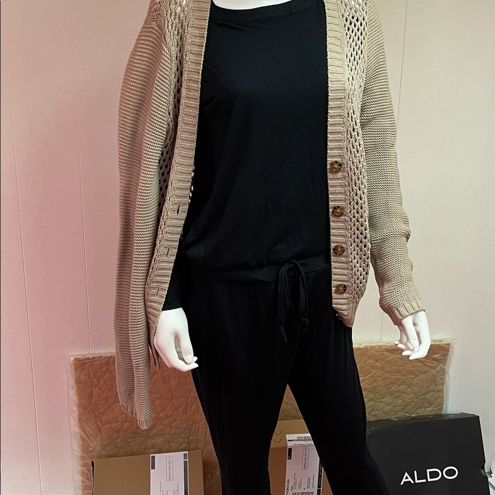 Elegant cardigan sweater with button
